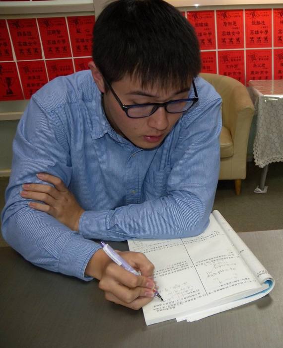 在工作上認真應對，金浩時常練習各種題目（金浩  提供）圖片