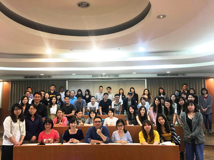 洪聖倫(中間藍衣者)與中山大學教授王紹蓉(前排左四)及中山大學學生合影（王人豪  攝）圖片