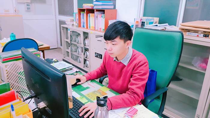 正在進行行政工作的魏智玄 （魏智玄 提供）圖片