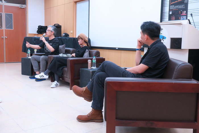 樊光耀（左一）與李劭婕（左二）在楊士平老師（右一）主持下與台下觀眾對話（朱子甫 攝）圖片