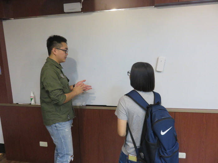 演講結束後陳奕儒(左)也留下為學妹個別解惑 (圖片來源：張詠昀 攝)圖片