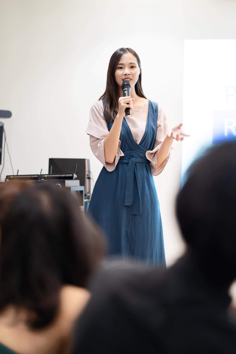 擔任主持人時的Karen（Karen　提供）圖片