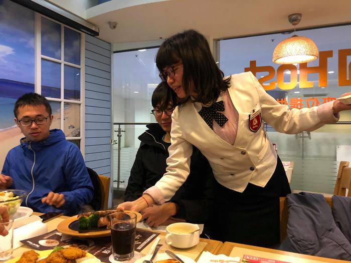 餐廳外場需與人接觸　外向健談笑容不可少（林鈺欣　提供）圖片