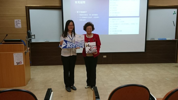 許韻樺回校演講與教育所所長洪瑞兒合照（中山教育所提供）圖片