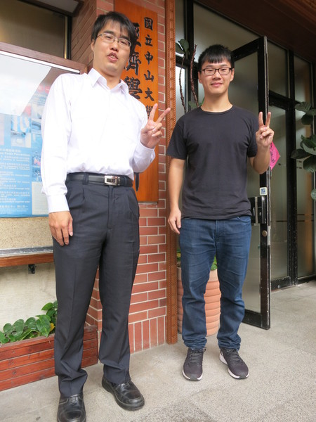 曾獻樟與學弟合照於經研所前（圖／中山經研所提供）圖片