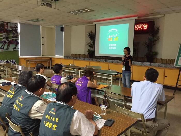 為里長們辦的說明會，林心乙在台上說明（林心乙提供）圖片