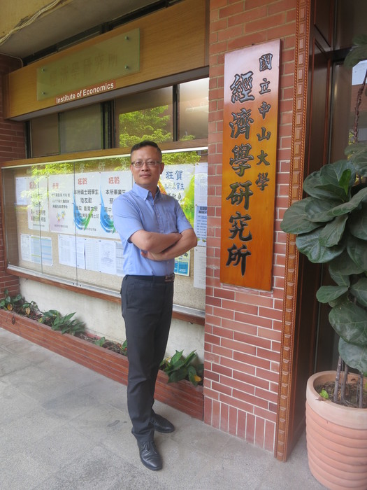 潘漢湘於經研所前拍照留念(圖葉懿萱攝)圖片