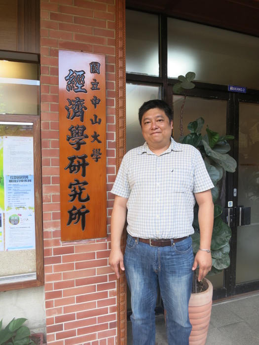 楊勛捷於經研所前拍照留念(圖李茂寧攝)圖片