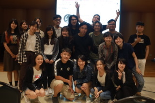 簡道生和中山大學音樂系學生合照（中山大學音樂系　提供)圖片