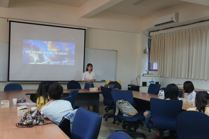 賴怡潔鼓勵學弟妹在職場上勇於創造可能。（圖／中山大學外文系提供）圖片