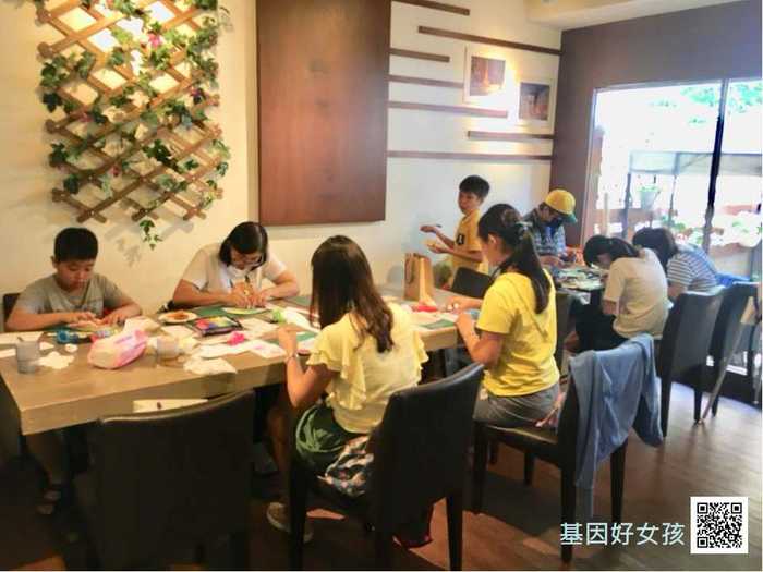林佳鈴帶領學員作畫過程（基因好女孩臉書粉絲專頁  提供）圖片