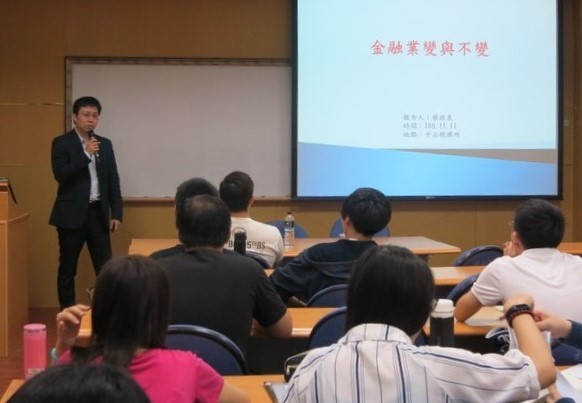 蔡政良描述這十幾年來的金融業狀況。（圖／陳易伯攝）圖片