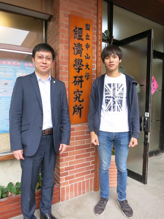 蔡政良（圖左）與學弟於經研所前合照。（圖／陳易伯攝）圖片