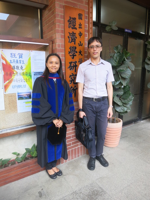 岳俊豪於經研所前與所長拍照留念(圖林大鈞攝)圖片