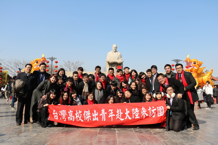 曹瀚文（右）與傑十五於清明上河園中合照（曹瀚文提供）圖片
