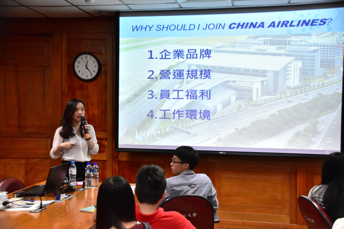 華航助理管理師張晏慈  代表公司至中山大學舉辦徵才說明會（鄧宇佑  攝）圖片