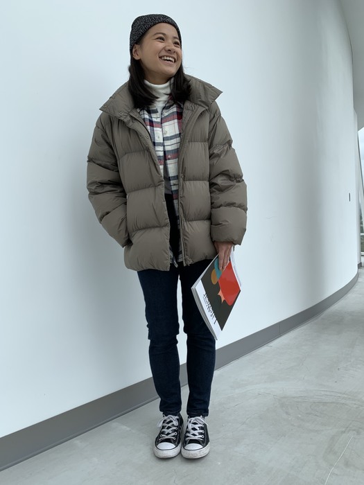 下班之餘，拿著公司發行的雜誌，研究穿搭流行趨勢　（陳希 　提供）圖片
