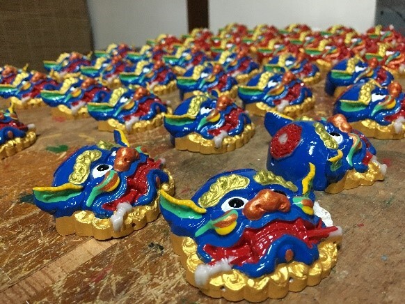 「ㄕ公館工坊」桌上陳列著小型獅頭紀念品(圖為半成品)圖片