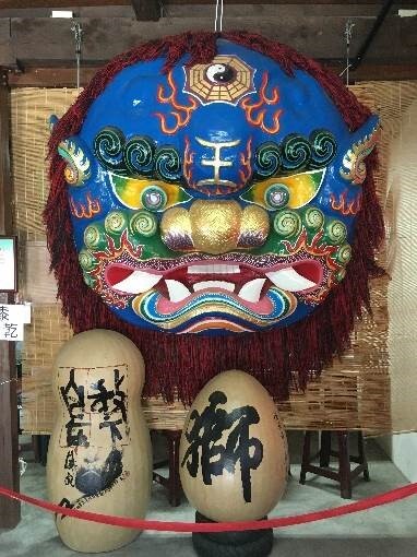 「ㄕ公館工坊」裡最巨大的獅頭，令人震撼。圖片