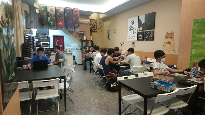 桌緣店內氣氛融洽　提供舒適遊玩空間（施馬懿　攝）圖片