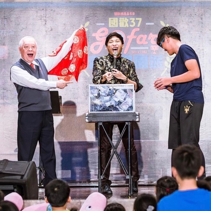 尾牙表演實況 與董事長一同互動（丁苙弘    提供）圖片