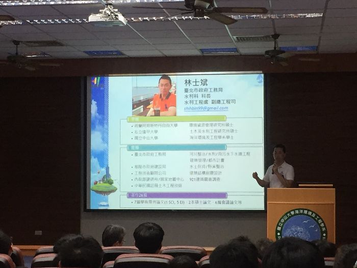 林士斌介紹個人經歷與學術著作（中山大學海工系  提供）圖片