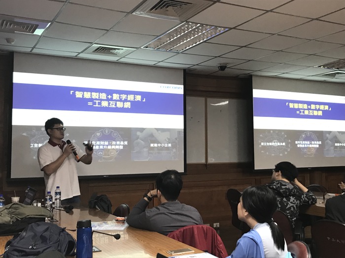 鴻海工業大數據辦公室梁育菖　介紹工業互連網發展（鄧宇佑　攝）圖片
