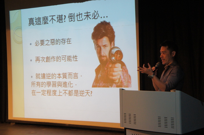 蔣豐維鼓勵學弟妹透過大量練習精進翻譯技巧。（圖／中山大學外文系提供）圖片