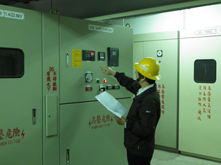 電機技師正執行工程竣工檢查（李皇忠提供）圖片