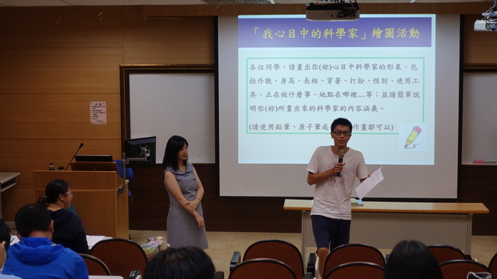 陳香廷演講中邀請聽眾上台互動（中山大學教育所 提供）圖片