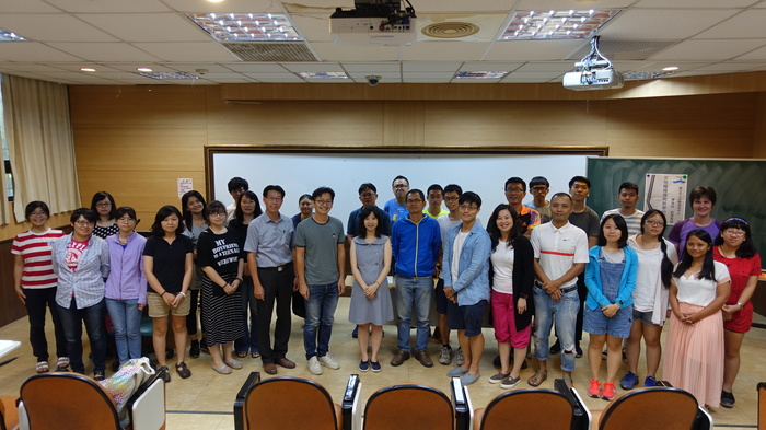 陳香廷演講結束大合照（中山大學教育所 提供）圖片