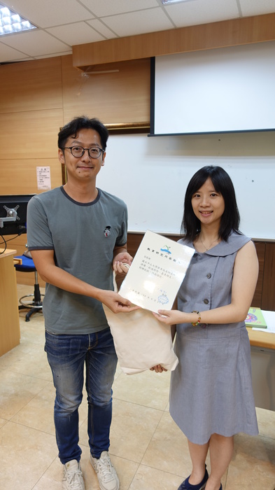 陳香廷演講結束後獲頒感謝狀（中山大學教育所 提供）圖片