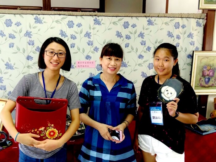 藝術家楊秀椿（圖中央）與記者賴姿蓓（圖左）、攝影劉沛琦（圖右）圖片