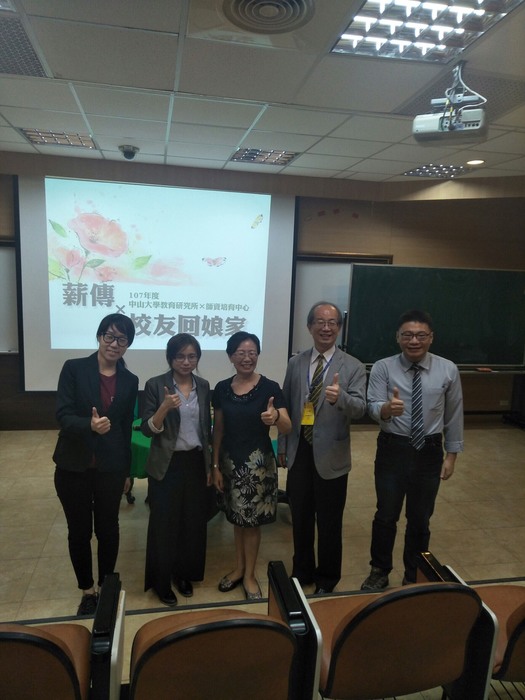 翁慶才校長(右二)與校友們合影。圖片