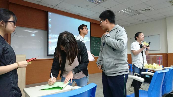 大立光徵才說明會　右側管理部何先生正在進行摸彩活動（楊家華　攝）圖片