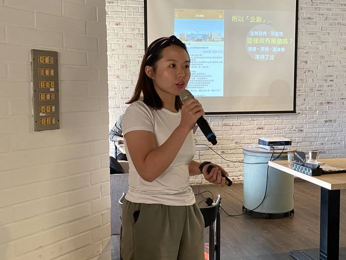 所友回娘家 彭伊絹與所友分享自己擔任企劃的職涯人生 （中山大學政治所　提供）圖片