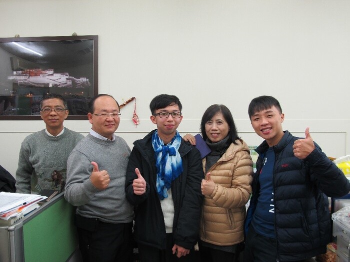 美洲旅行社內部員工大合影圖片