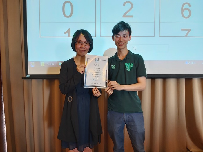 西灣學人頒發感謝狀給Evonne Tsai（西灣學人　提供）圖片