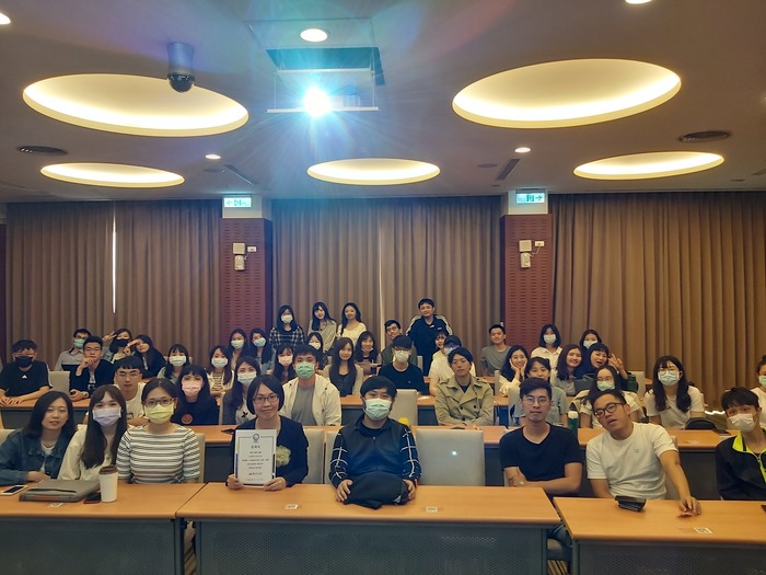 Evonne Tsai於活動結束後　與參與者合影（西灣學人　提供）圖片