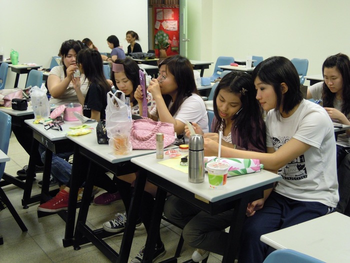 女學生神情認真 實際演練化妝步驟