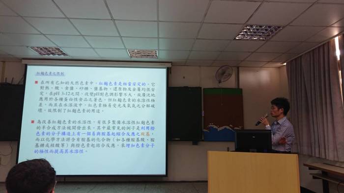 鄭銘仁分享自身研究成果  藉此說明工作內容（諶彥汝  攝）圖片
