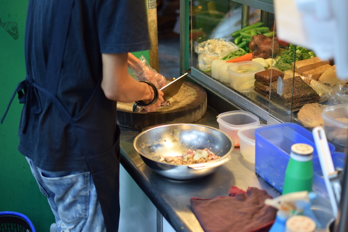手口並用刀工俐落　色味兼具近悅遠來（學生記者何于任攝）圖片