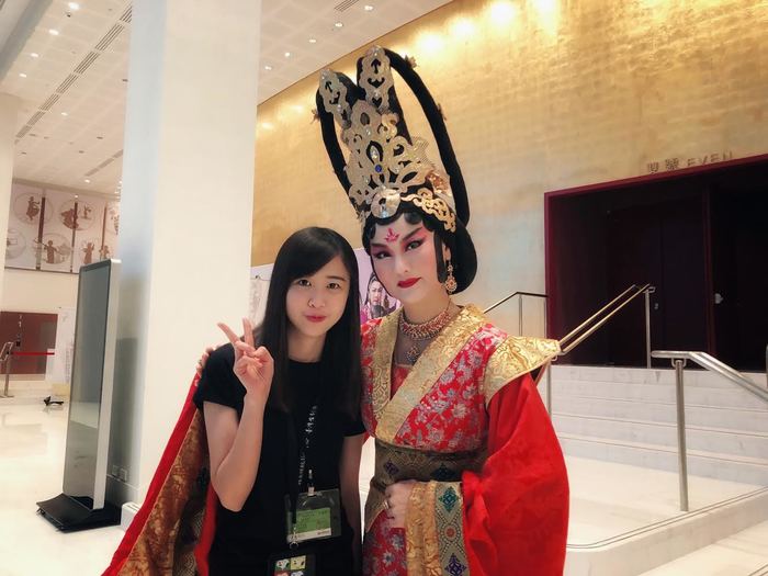 蔡昕橞與豫劇團當家花旦蕭揚玲老師的合照（蔡昕橞  提供）圖片