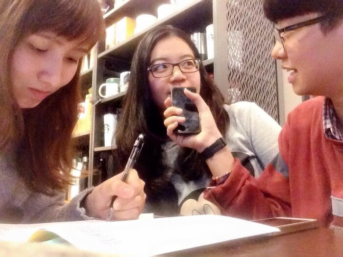 採訪當天之情況。(左)李素如、(中)莊于萱、(右)黃鈺淳圖片