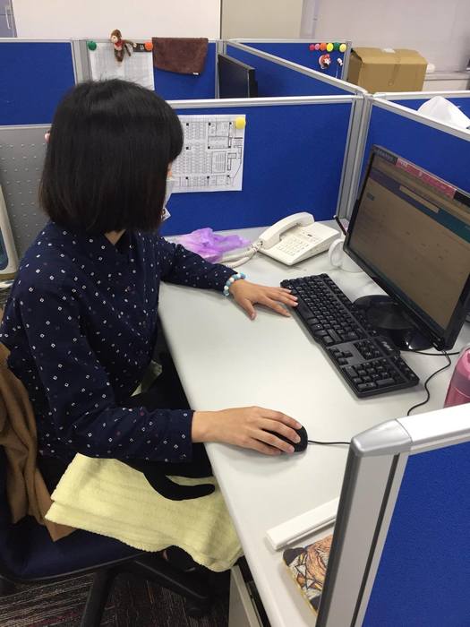 林歆之於辦公室內之工作狀況。圖片