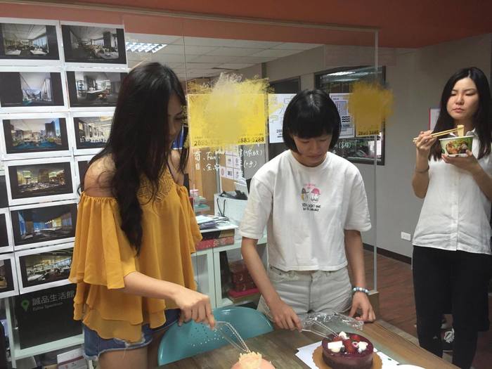 林歆之與同事合影。（中：林歆之）圖片