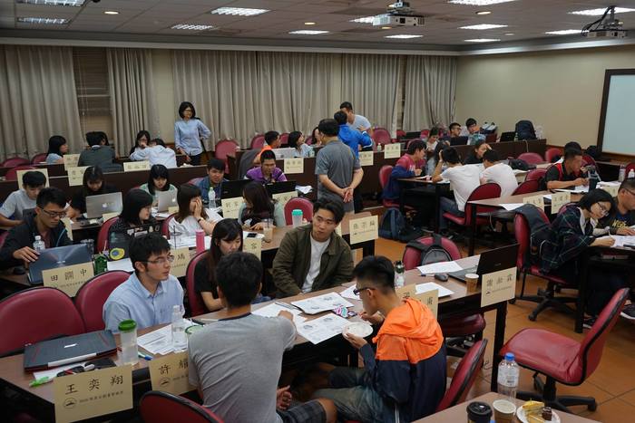 訓練書寫企劃書的活動中  學生正在討論企劃書內容（中山大學企管系  提供）圖片