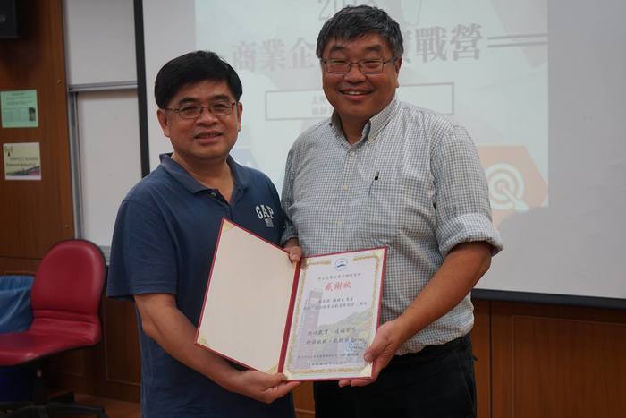 張紹堯與活動主辦者教授林豪傑合影（中山大學企管系  提供）圖片