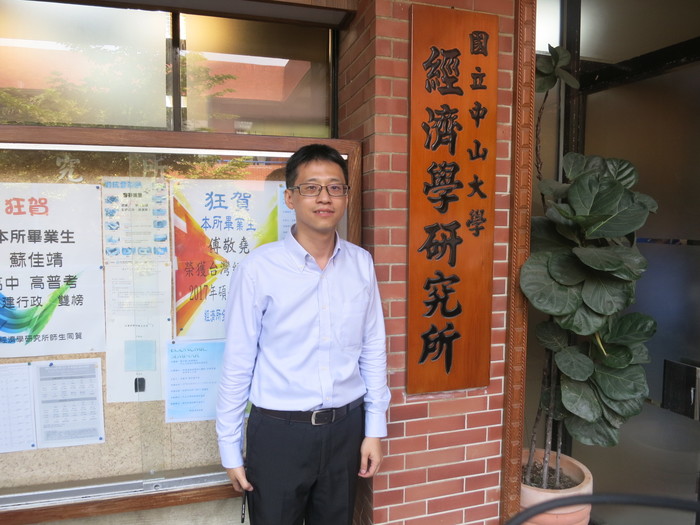 陳厚耕於經研所前拍照留念(圖林大鈞攝)圖片