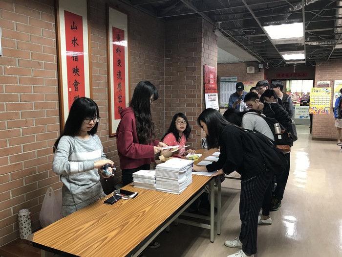 UNIQLO提供印有企業文化的筆記本，供學生索取圖片